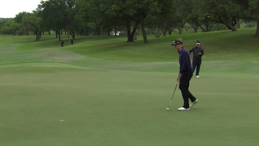 Stuart Appleby buries putt for birdie at Invited Classic