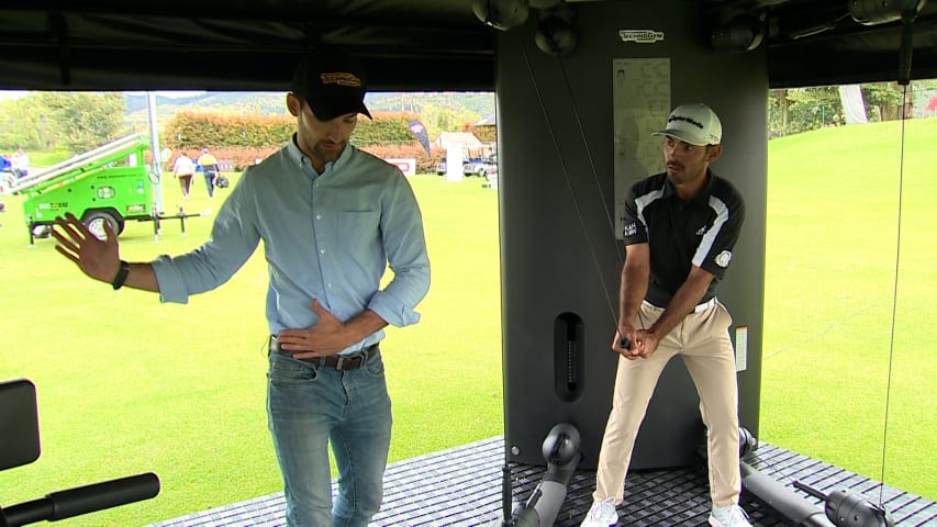 Juan José Guerra hace una serie de calentamiento en el área de Technogym