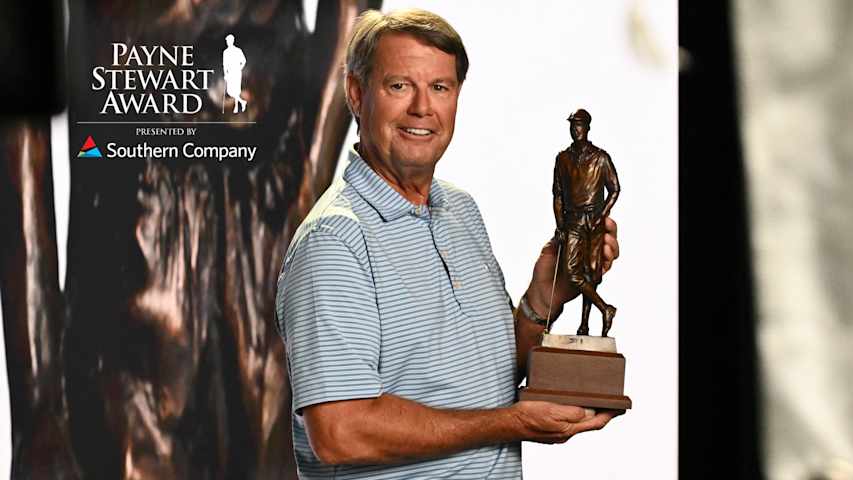 Paul Azinger surprised with Payne Stewart Award presented by Southern Company
