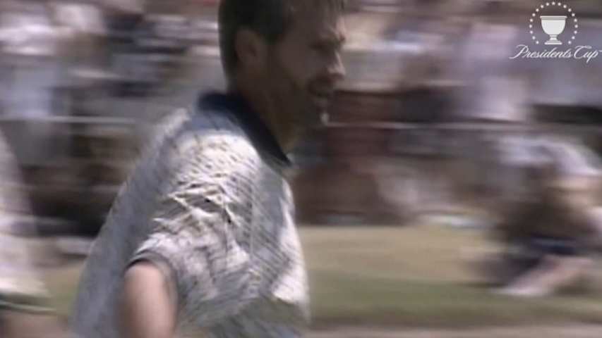 Frank Nobilo sinks 40-foot putt on final hole at 1998 Presidents Cup