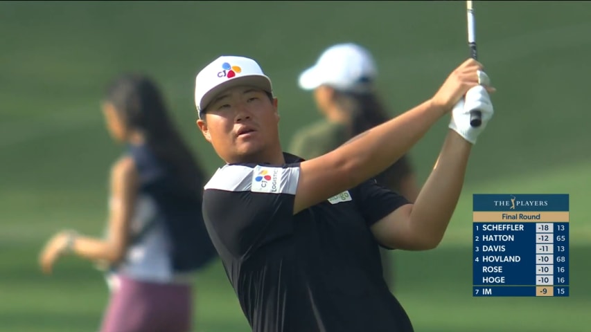 Tom Hoge sinks birdie putt from the rough at THE PLAYERS