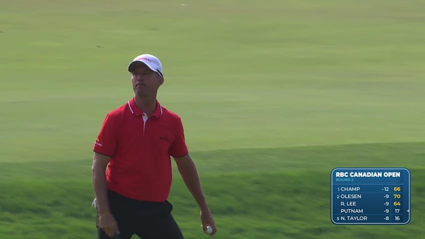 Mike Weir sinks a 21-foot birdie putt on No. 18 at RBC Canadian