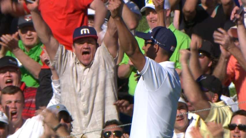 Adam Scott chips in for birdie on No. 18 at Northern Trust
