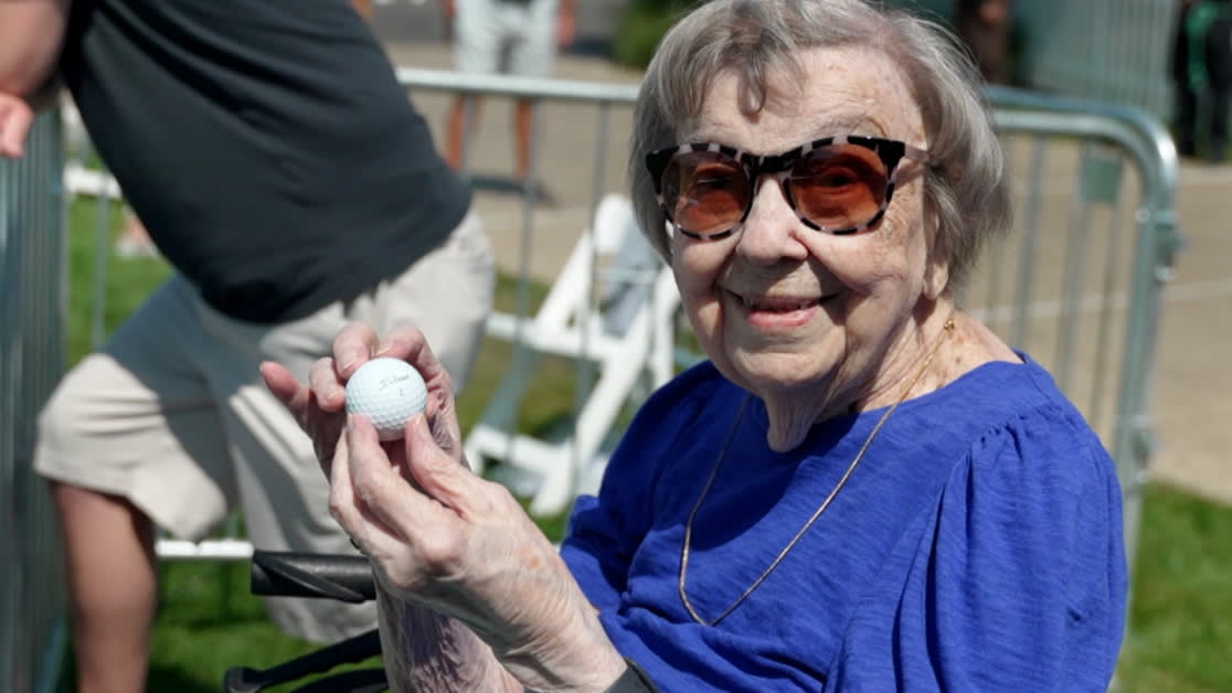 103yearold Grandma Susie attends first tournament, meets favorite players(04)