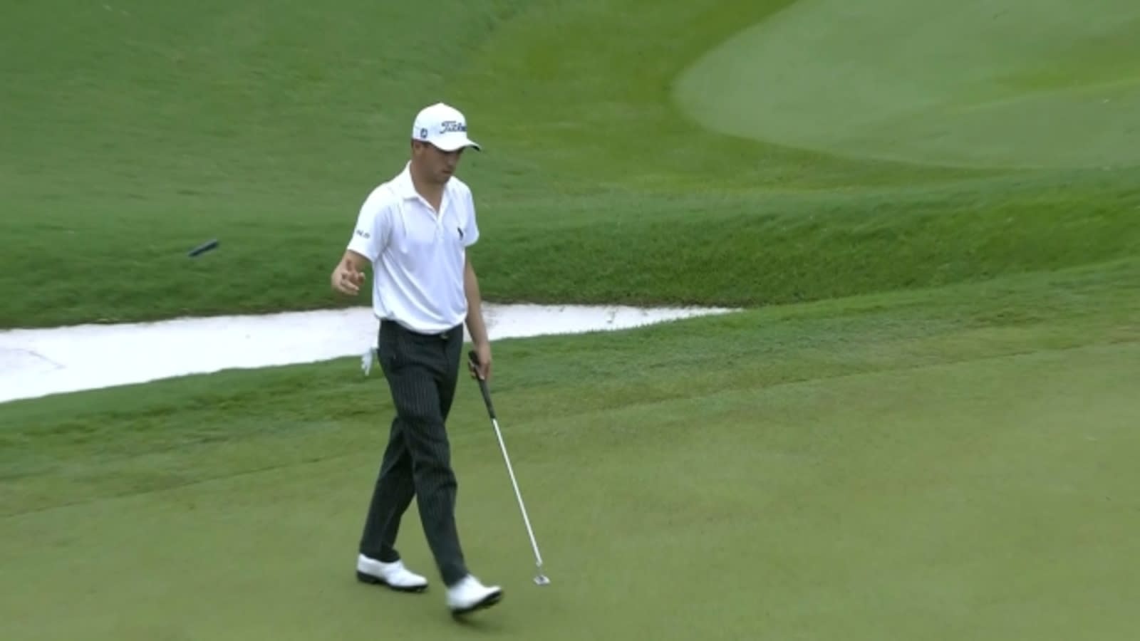 Justin Thomas holes 16-foot birdie putt from the fringe at CIMB