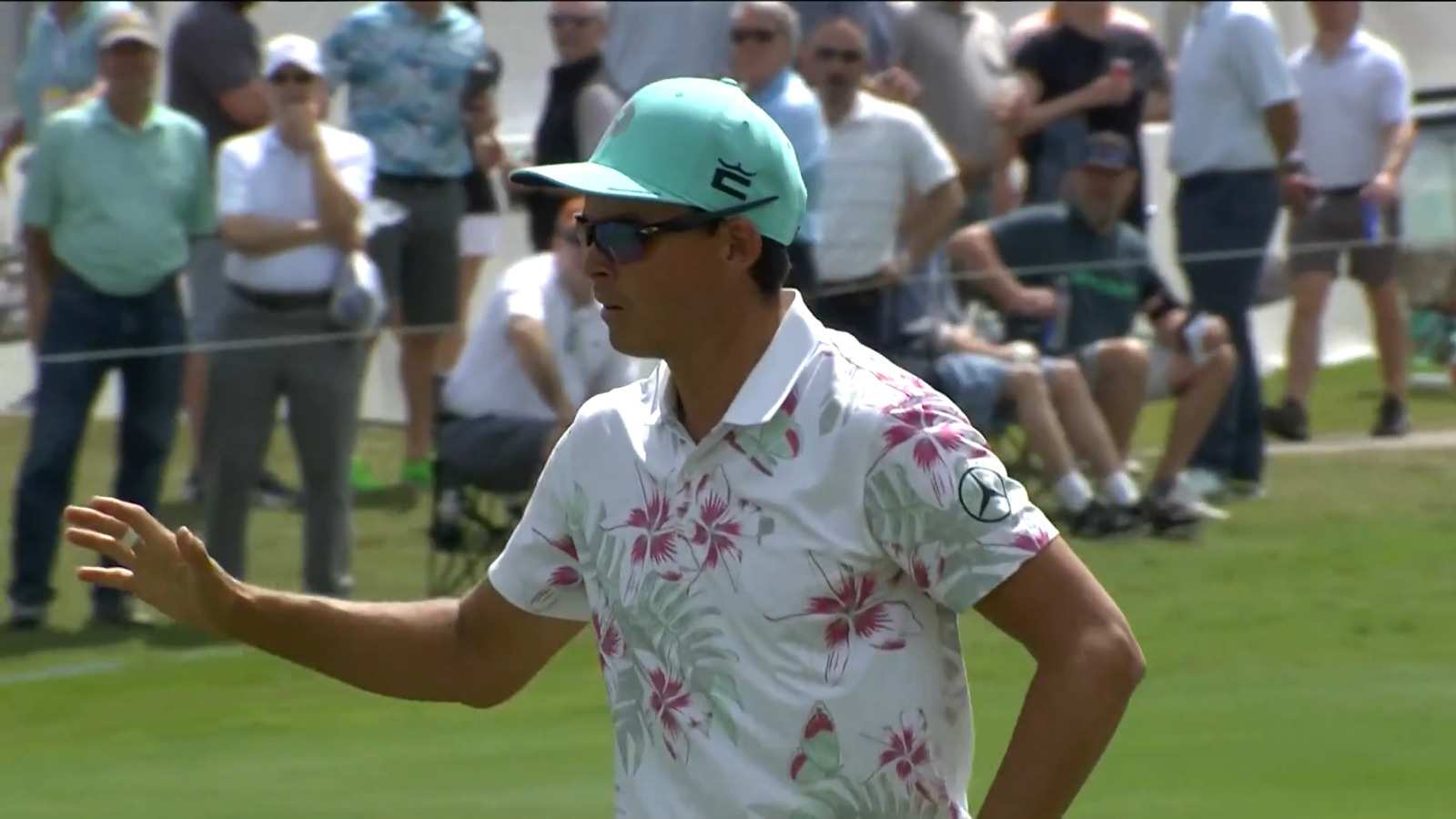 Rickie Fowler sinks a 29-foot eagle putt at WGC-Dell Match Play