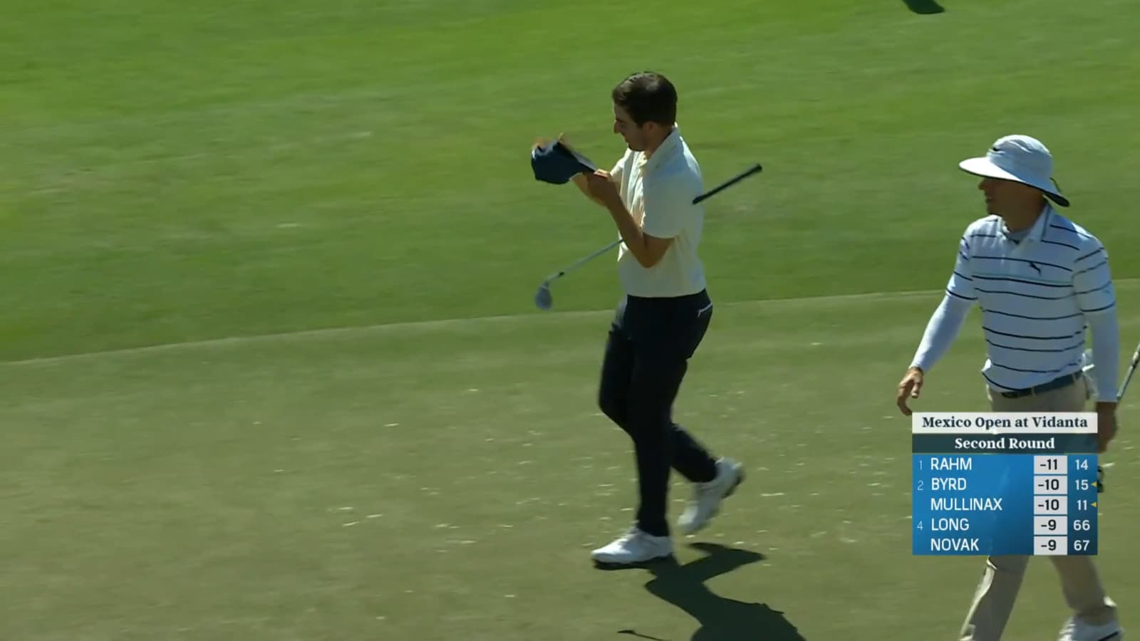 Armando Favela chips in for eagle at Mexico Open