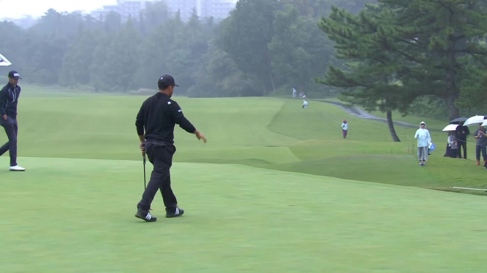Xander Schauffele sinks 1-foot birdie putt on No. 4 at Baycurrent