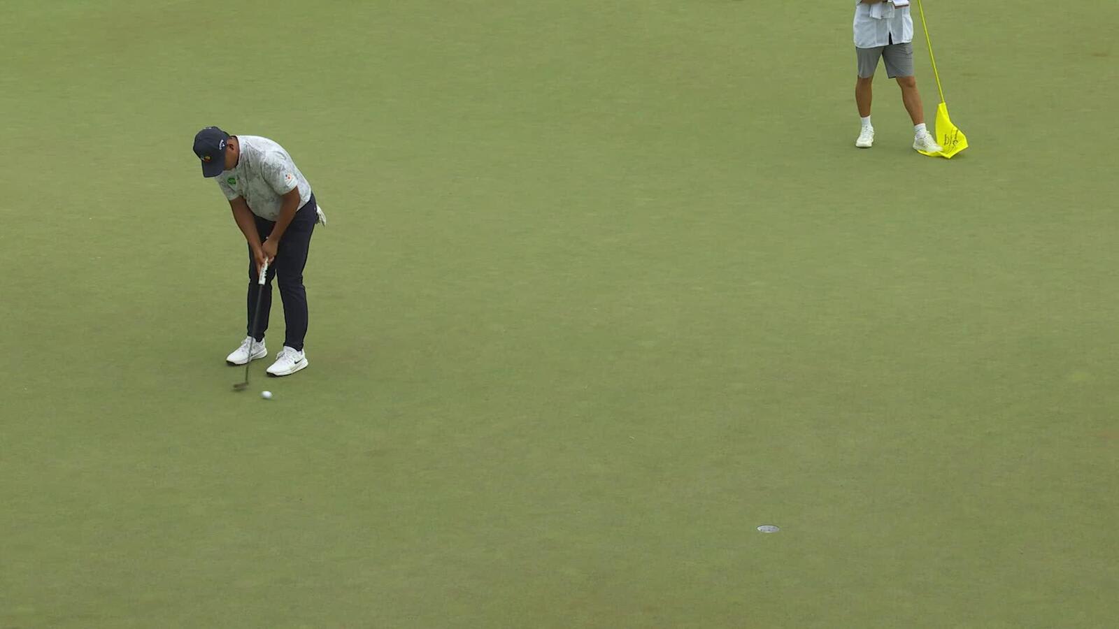 Si Woo Kim sinks 12-foot putt for birdie on No. 10 at the Memorial