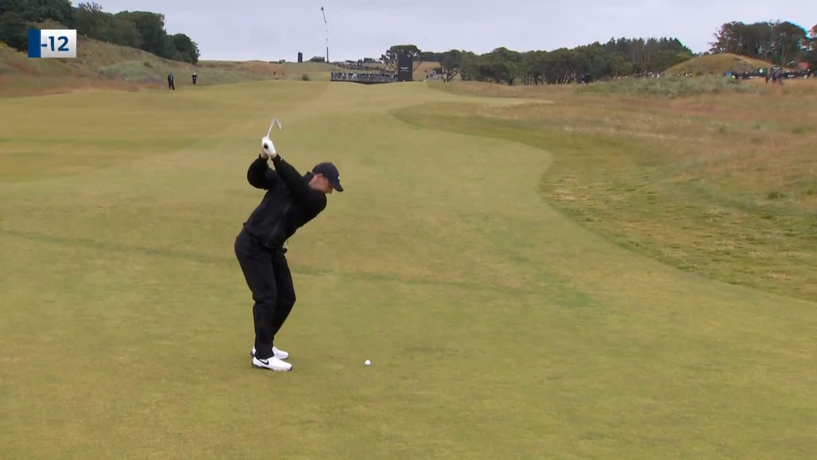 Rory McIlroy taps in short birdie putt at Genesis Scottish Open