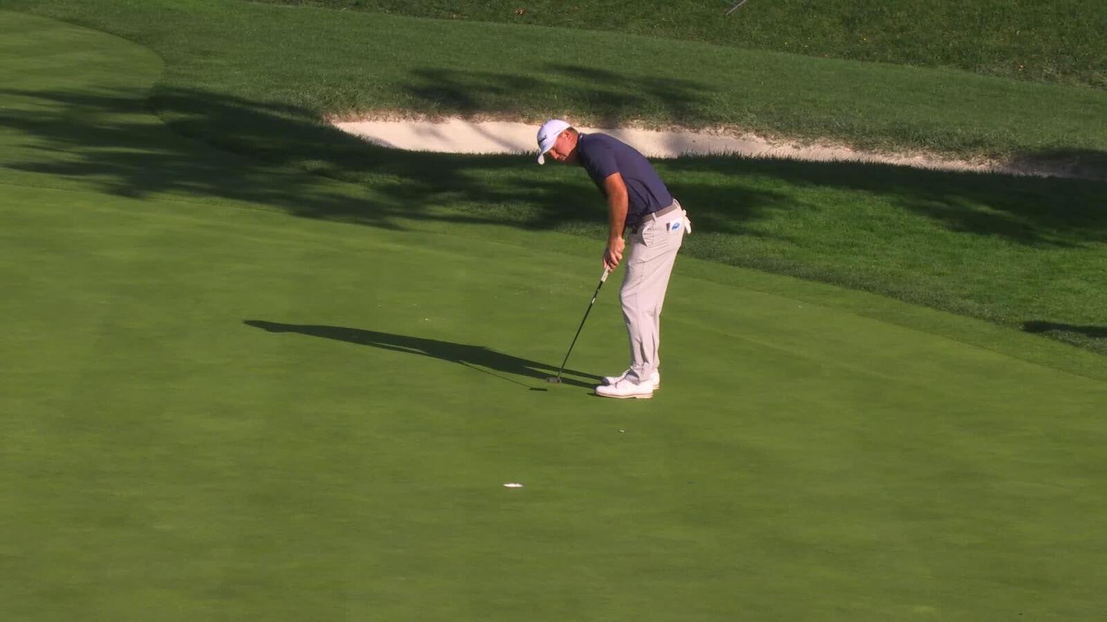 Tom Hoge pours in 11-foot birdie putt on No. 16 at Pebble Beach