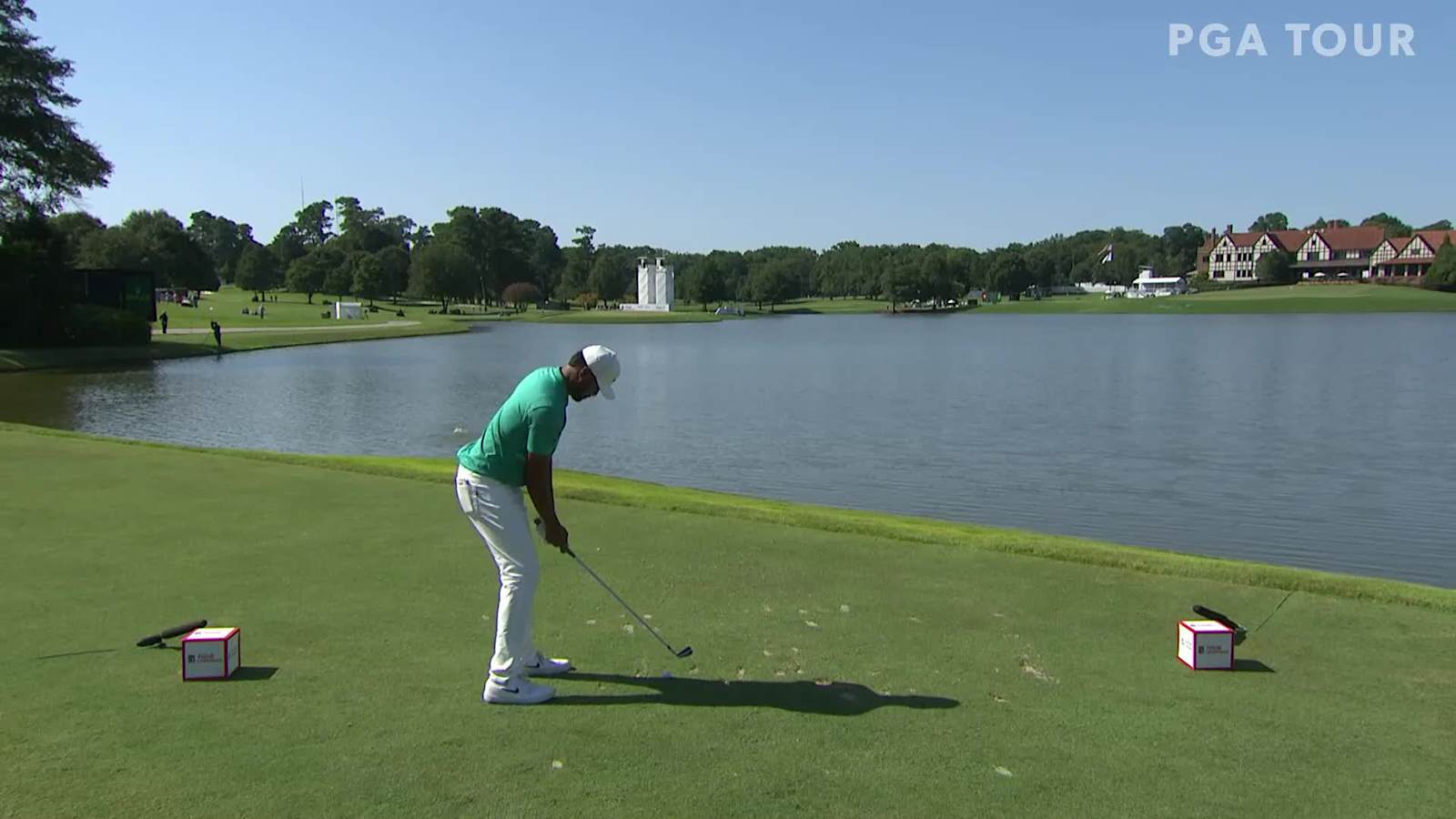 Tony Finau uses nice approach to set up birdie at TOUR Championship