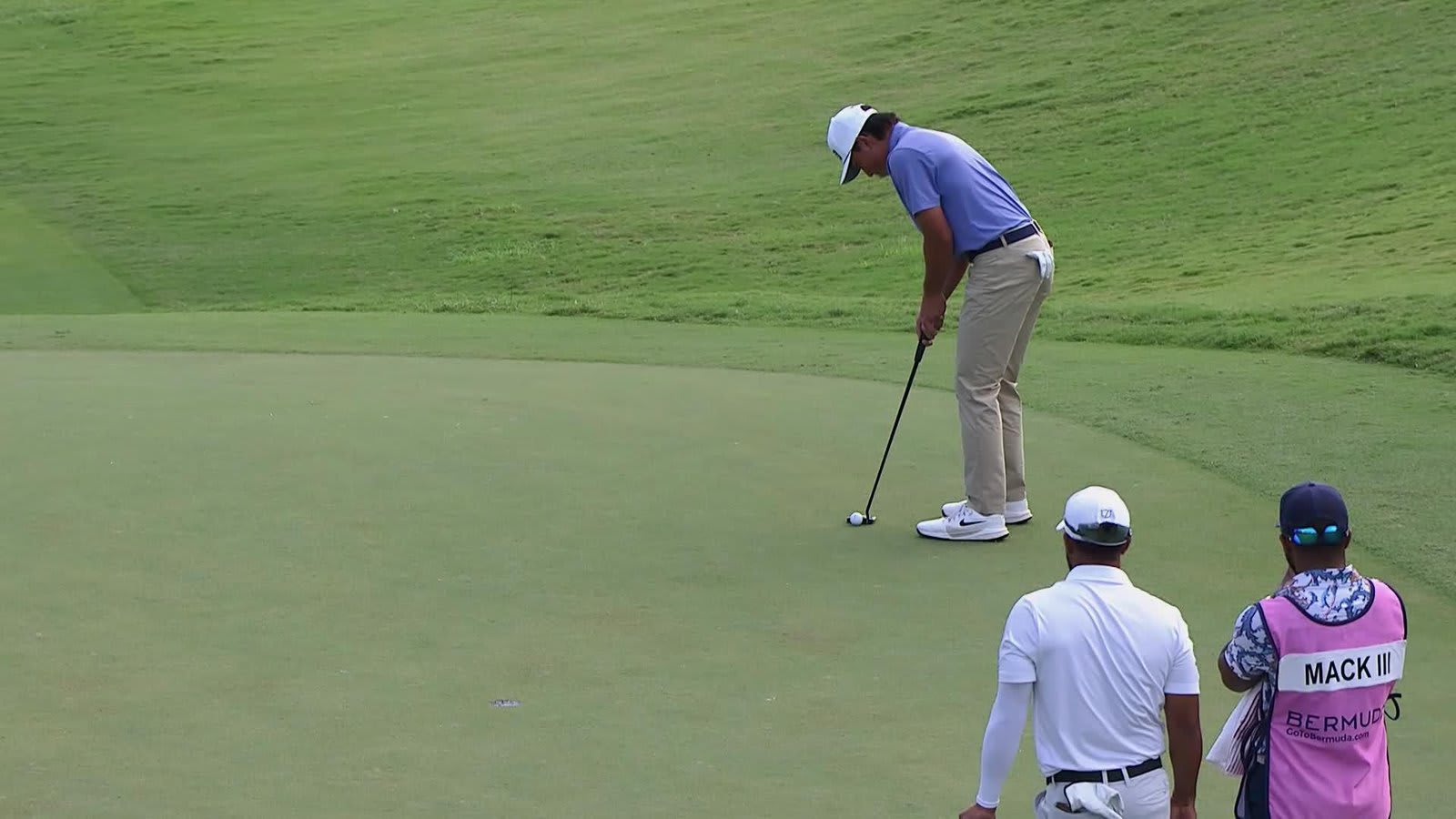 Kihei Akina sinks 11-foot birdie putt on No. 18 at Butterfield Bermuda