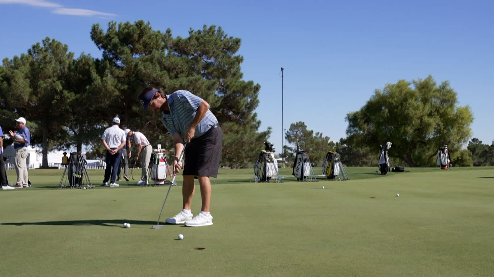 Spencer Levin shows off unique putter grip and technique
