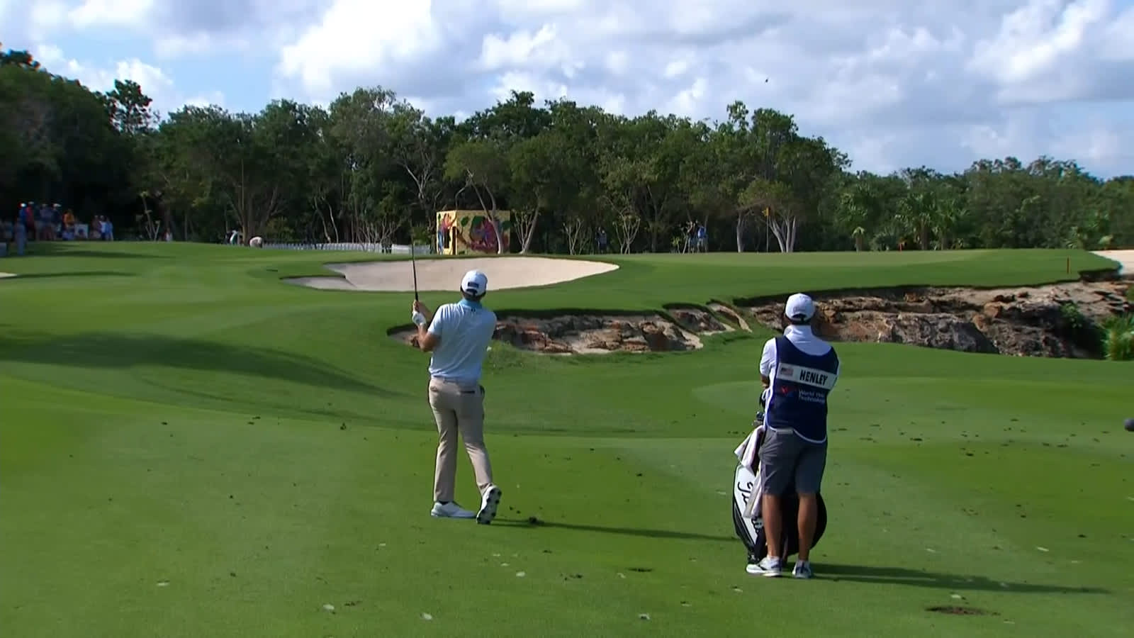 Russell Henley dials in wedge to set up birdie at World Wide Technology