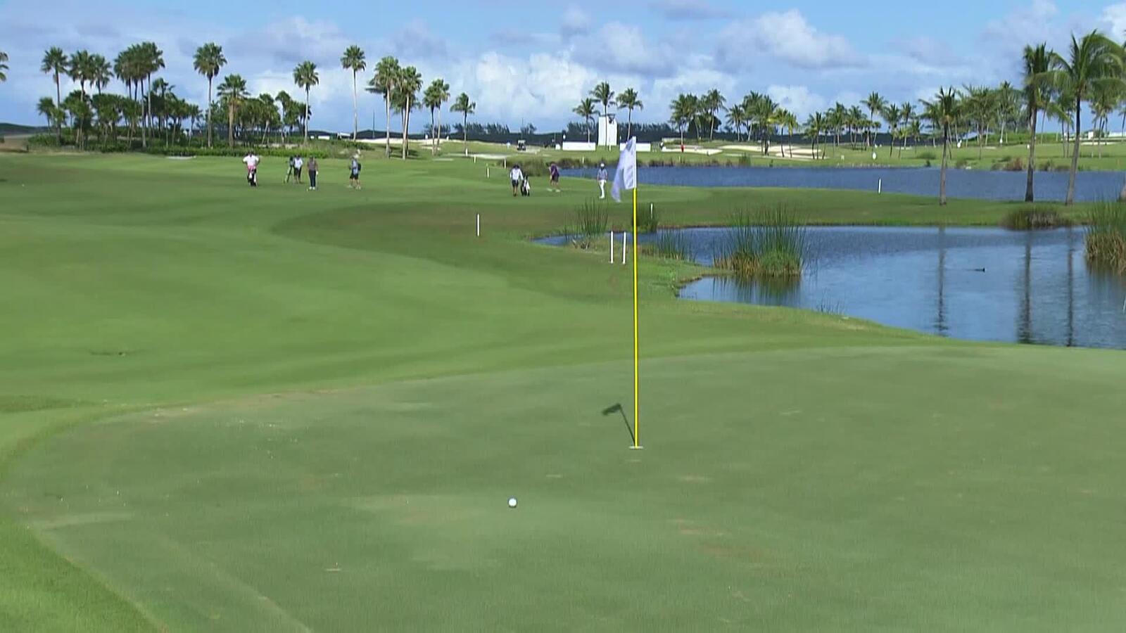 Roger Sloan makes birdie on No. 9 at Bahamas Classic Atlantis