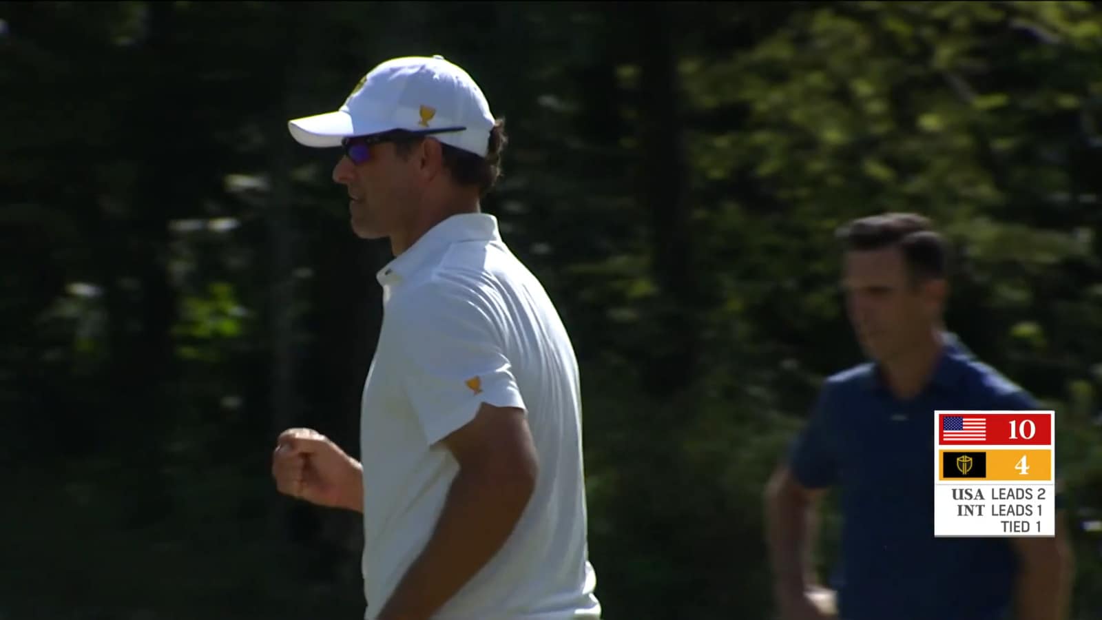 Adam Scott sinks a 24-foot birdie putt at Presidents Cup