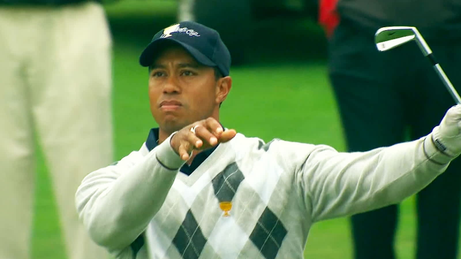 Tiger Woods' iconic club twirl at 2009 Presidents Cup