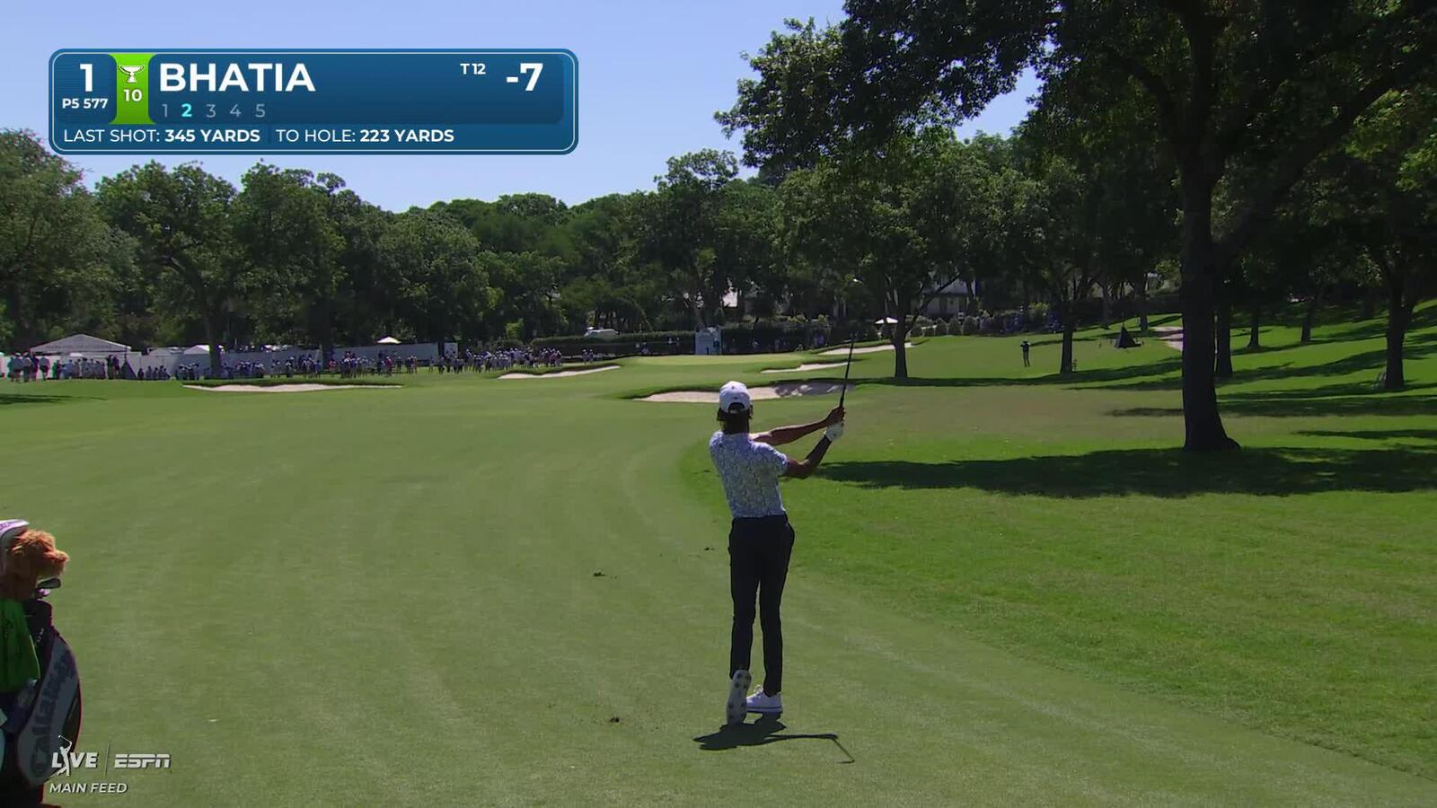 Akshay Bhatia drains 10-foot putt for birdie on No. 1 at Charles Schwab