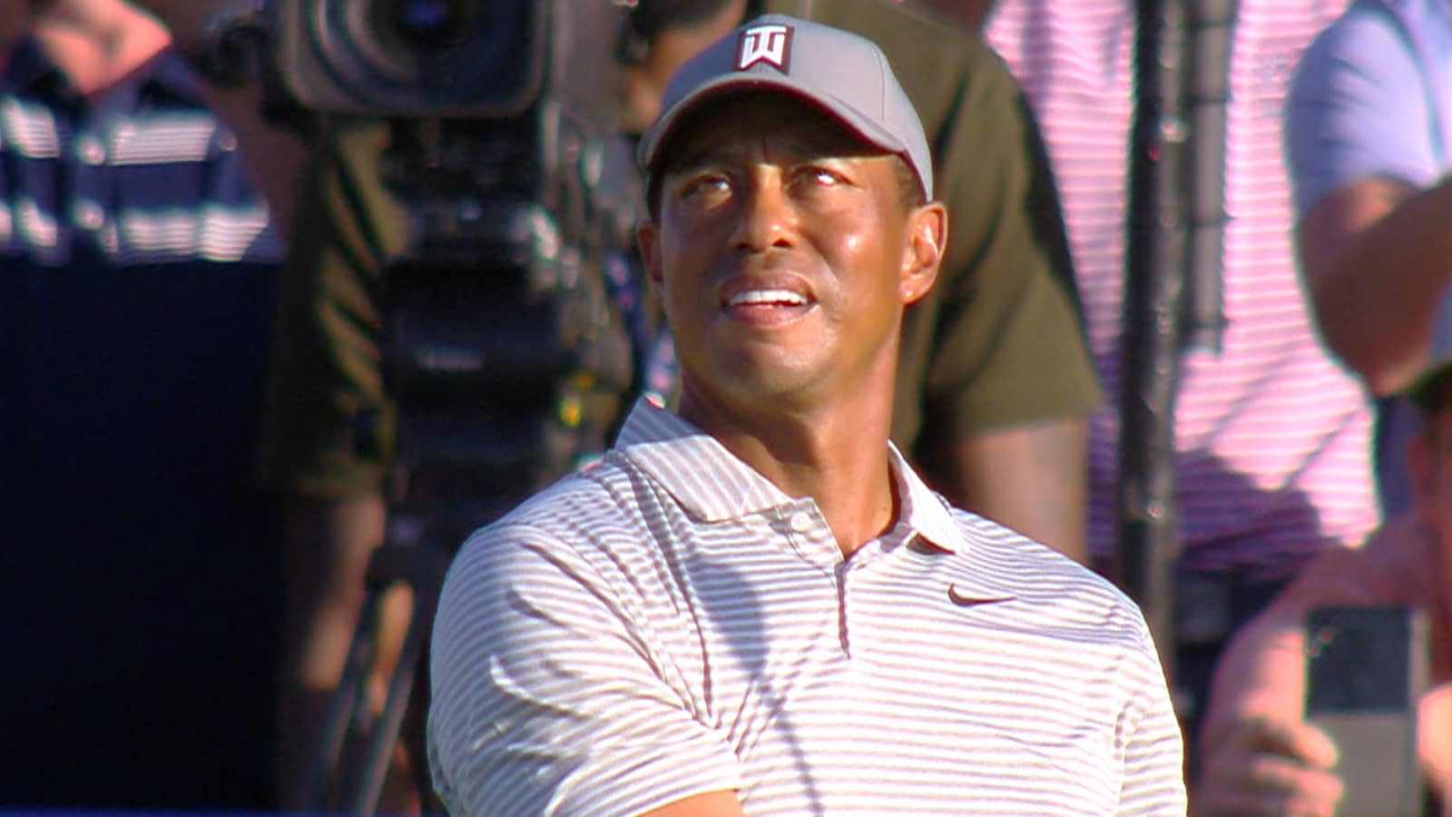 Tiger Woods sticks tee shot to set up birdie at No. 17 at THE PLAYERS
