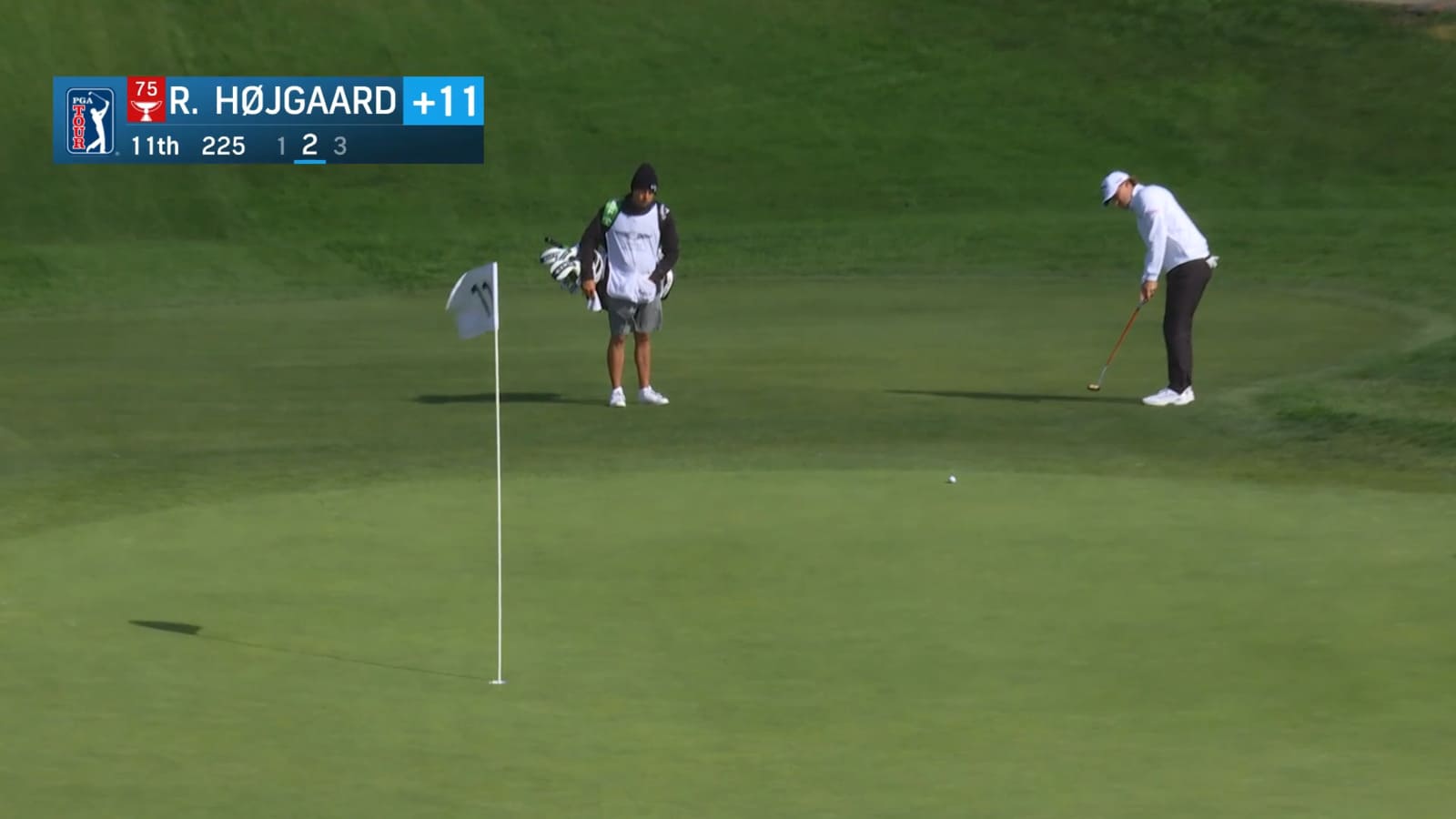 Rasmus Højgaard holes 40-footer for birdie at Genesis
