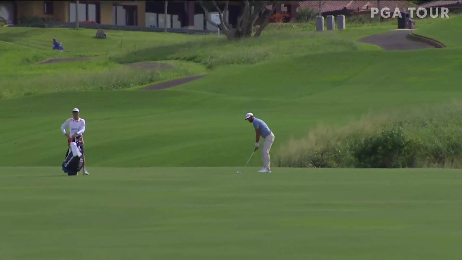 Dustin Johnson sticks approach to set up birdie at Sentry 