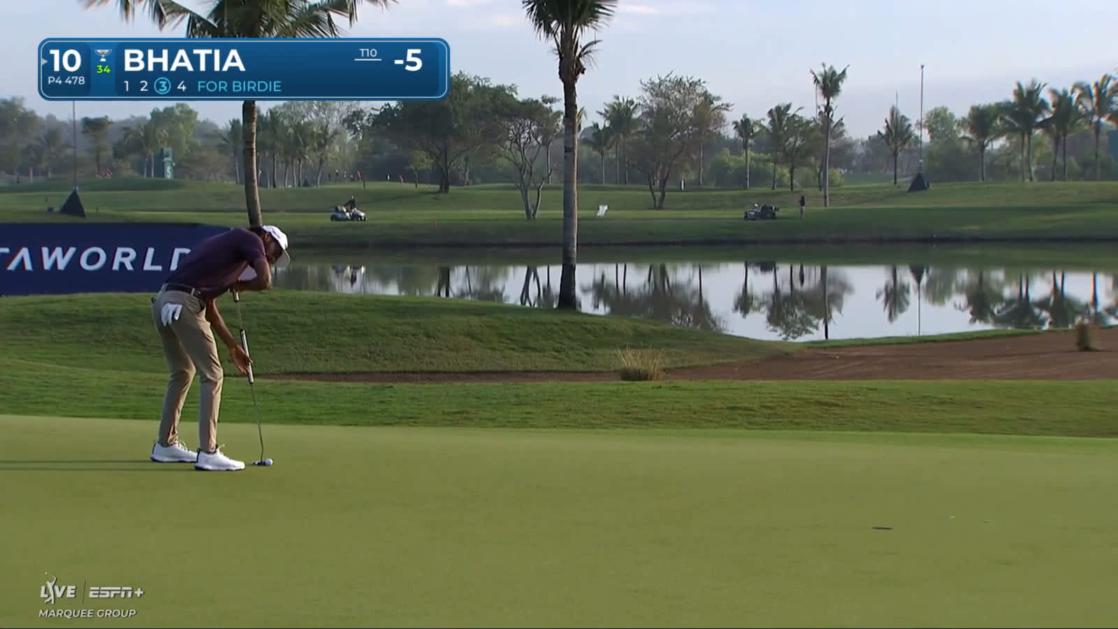 Akshay Bhatia drains 14-foot birdie putt at Mexico Open