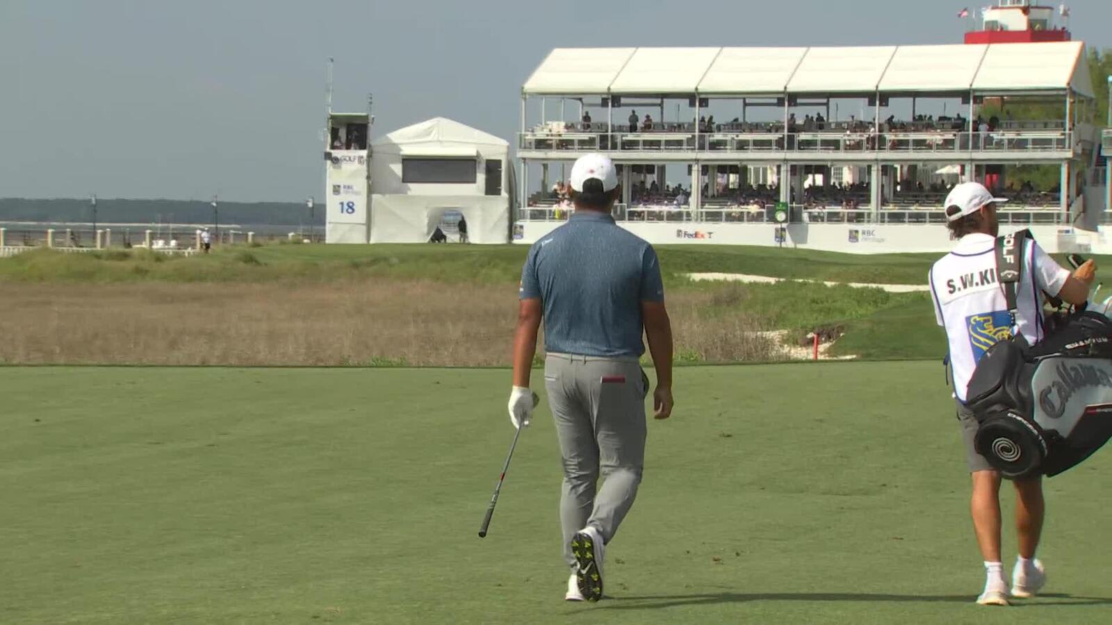 Si Woo Kim sinks 28-foot birdie putt on No. 18 at RBC Heritage