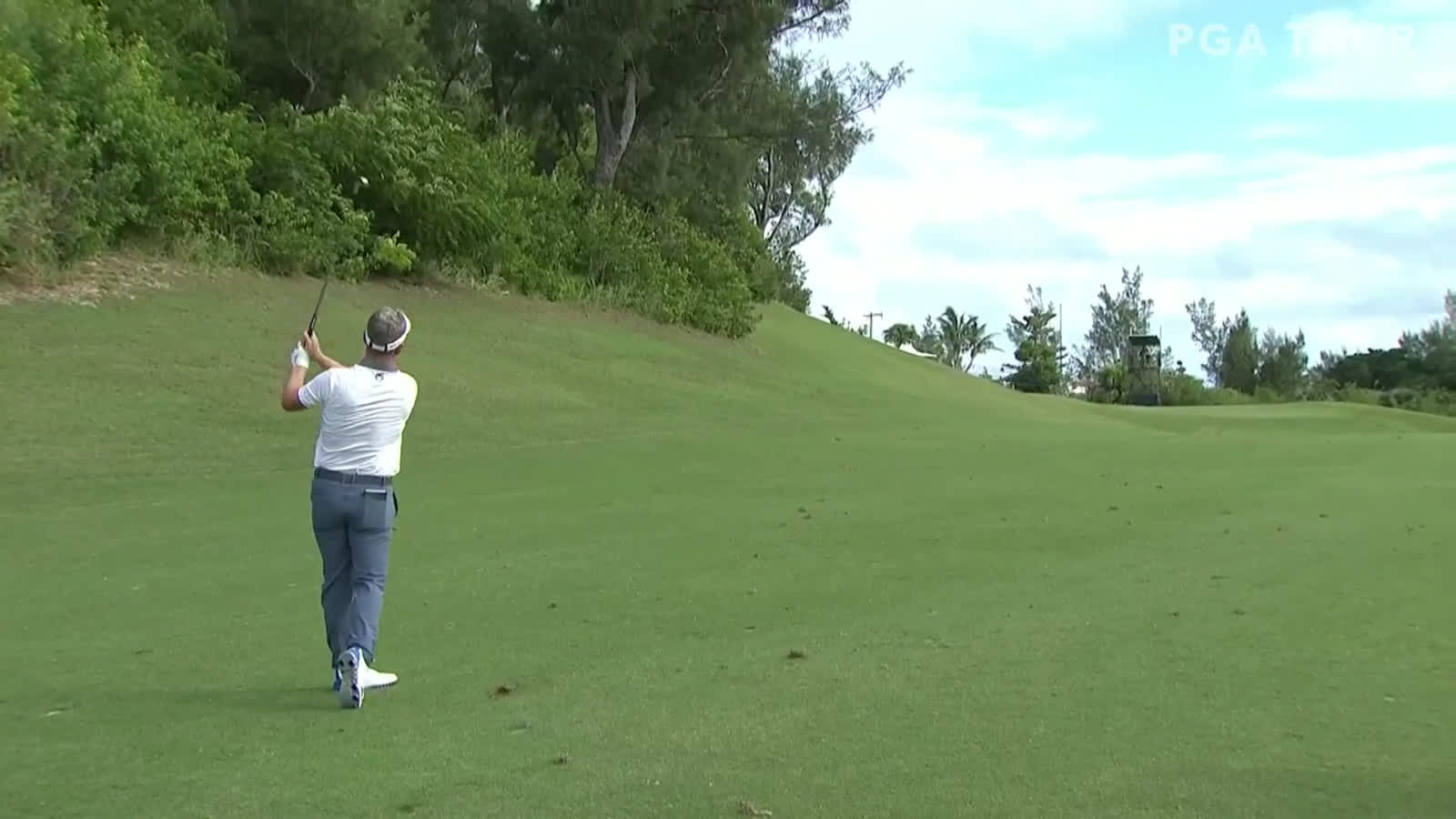 Luke Donald sticks approach to set up birdie at Bermuda