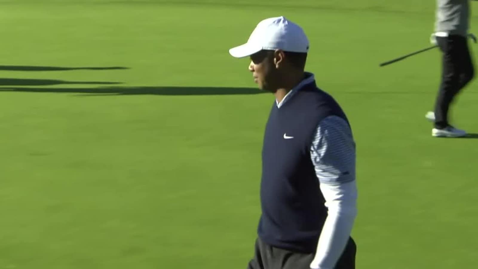 Tiger Woods holes birdie putt from the fringe at Genesis Open