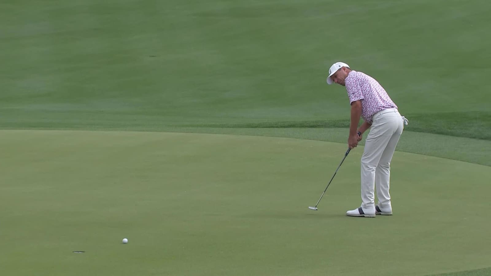 Steven Alker sinks birdie putt at Galleri Classic