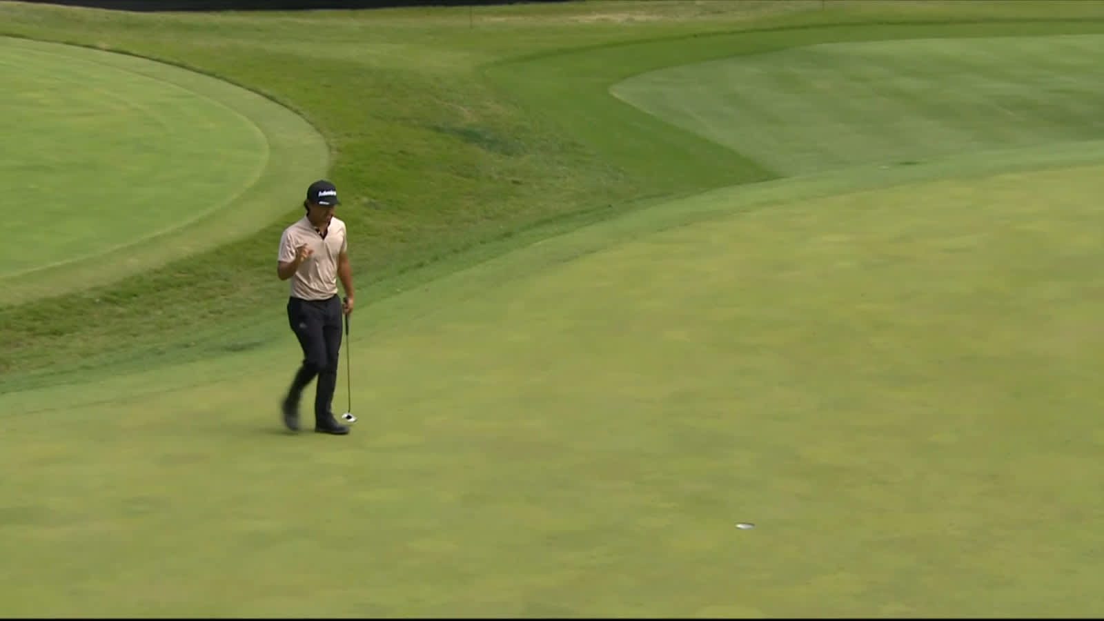Satoshi Kodaira holes birdie putt from fringe at ZOZO CHAMPIONSHIP