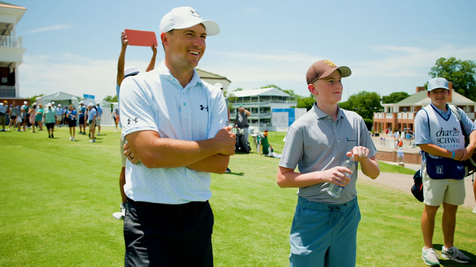 Jordan Spieth spends time with young fan at Charles Schwab
