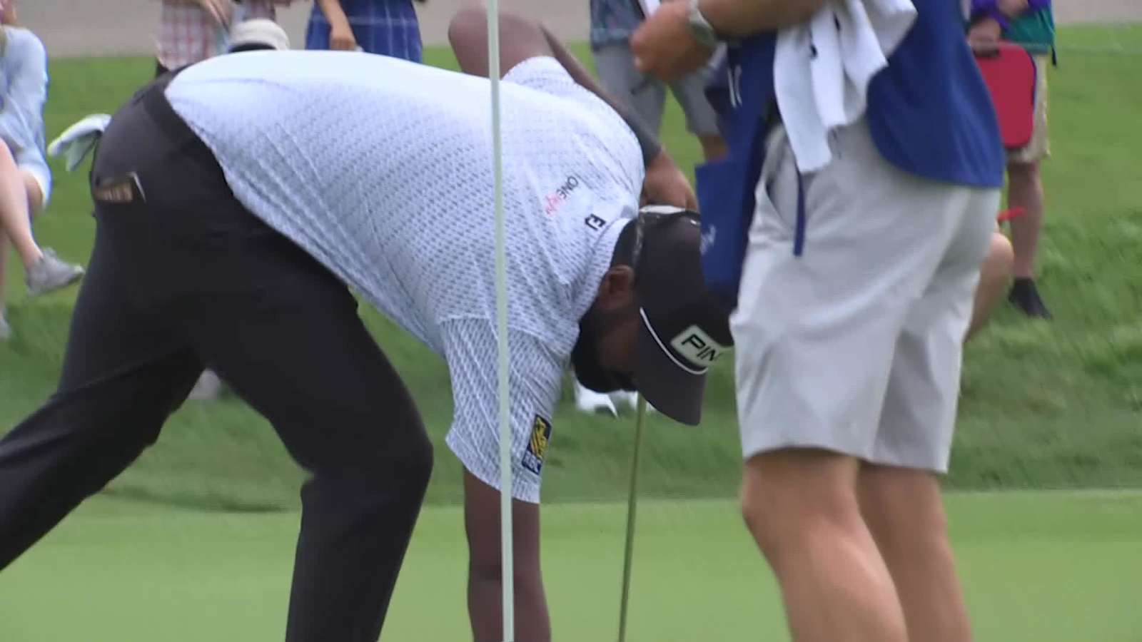 Sahith Theegala knocks in 43-foot birdie putt at Zurich Classic