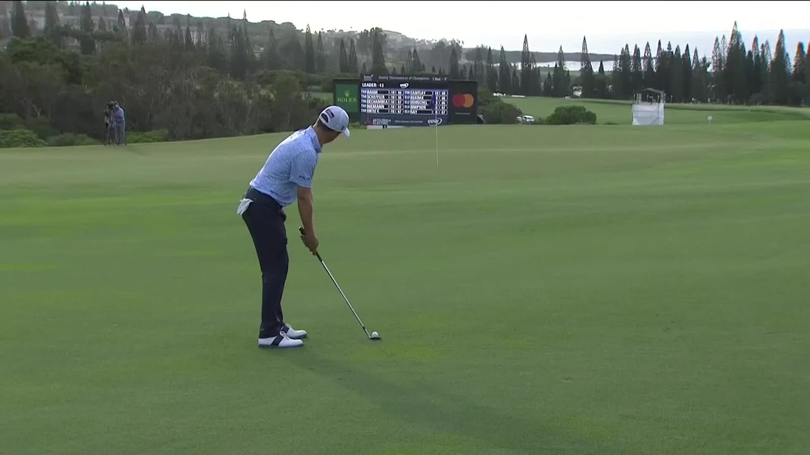 Justin Thomas hits the pin to set up birdie at Sentry