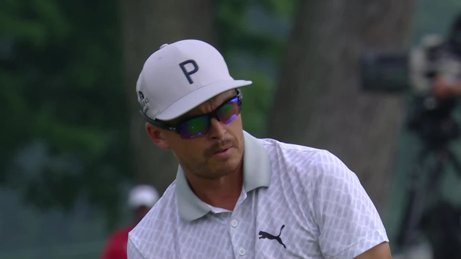 Rickie Fowler chips in for eagle at Rocket Mortgage