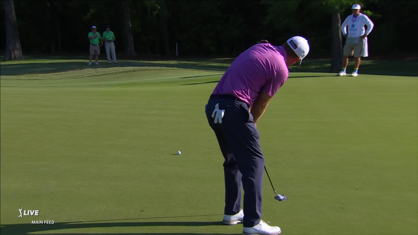 Tom Hoge holes long birdie putt at Zurich Classic