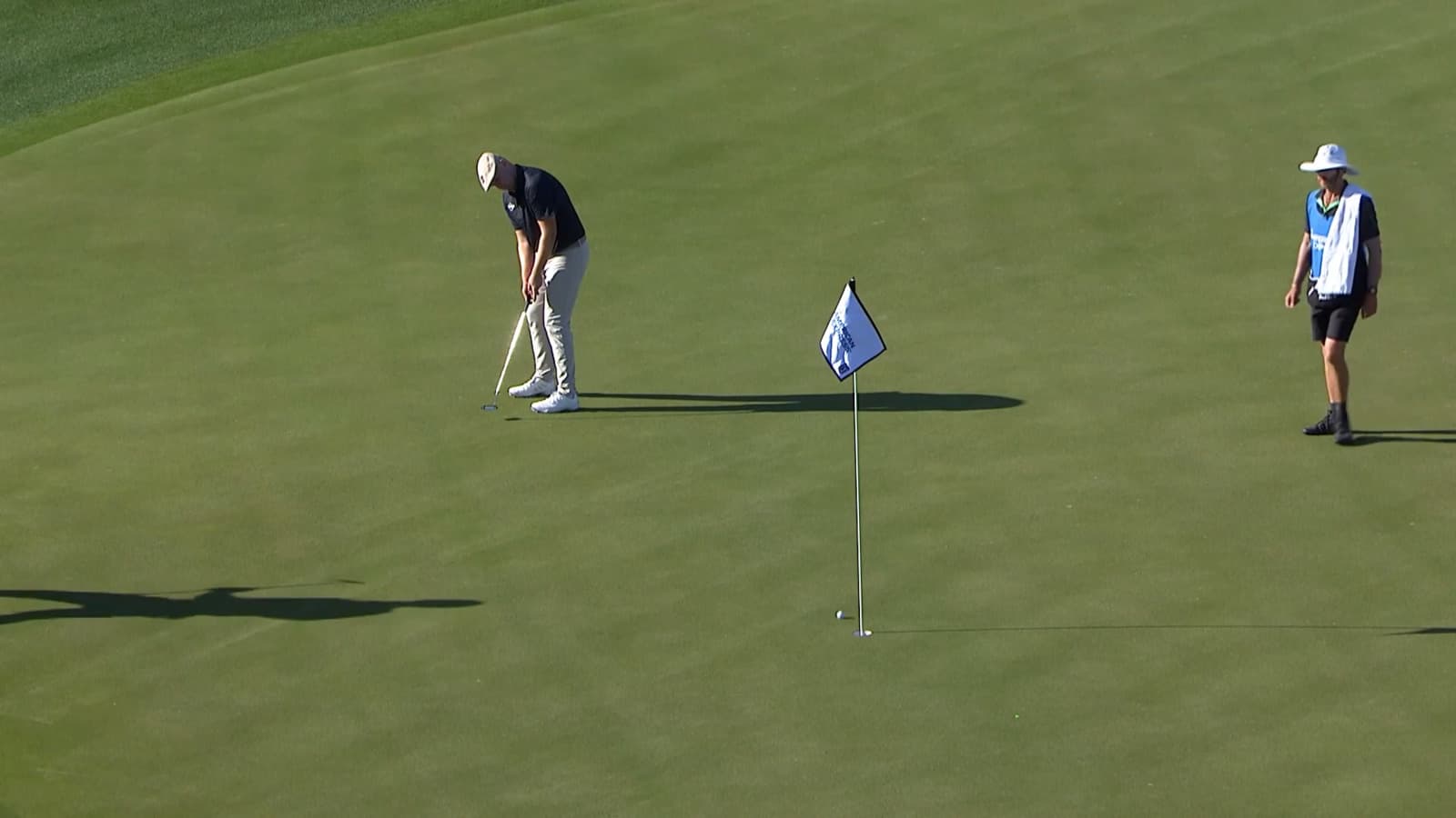 Harry Hall rolls in birdie putt at The American Express