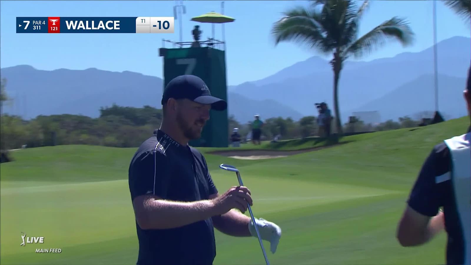 Matt Wallace hits pitch close to set up a birdie at Mexico Open