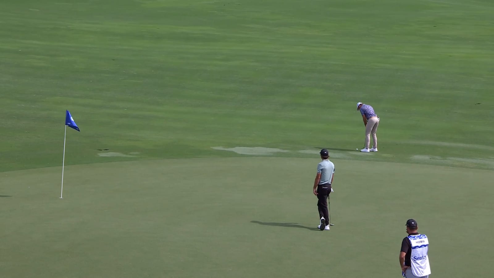 Sam Burns cards birdie after barely missing eagle putt at The Sentry