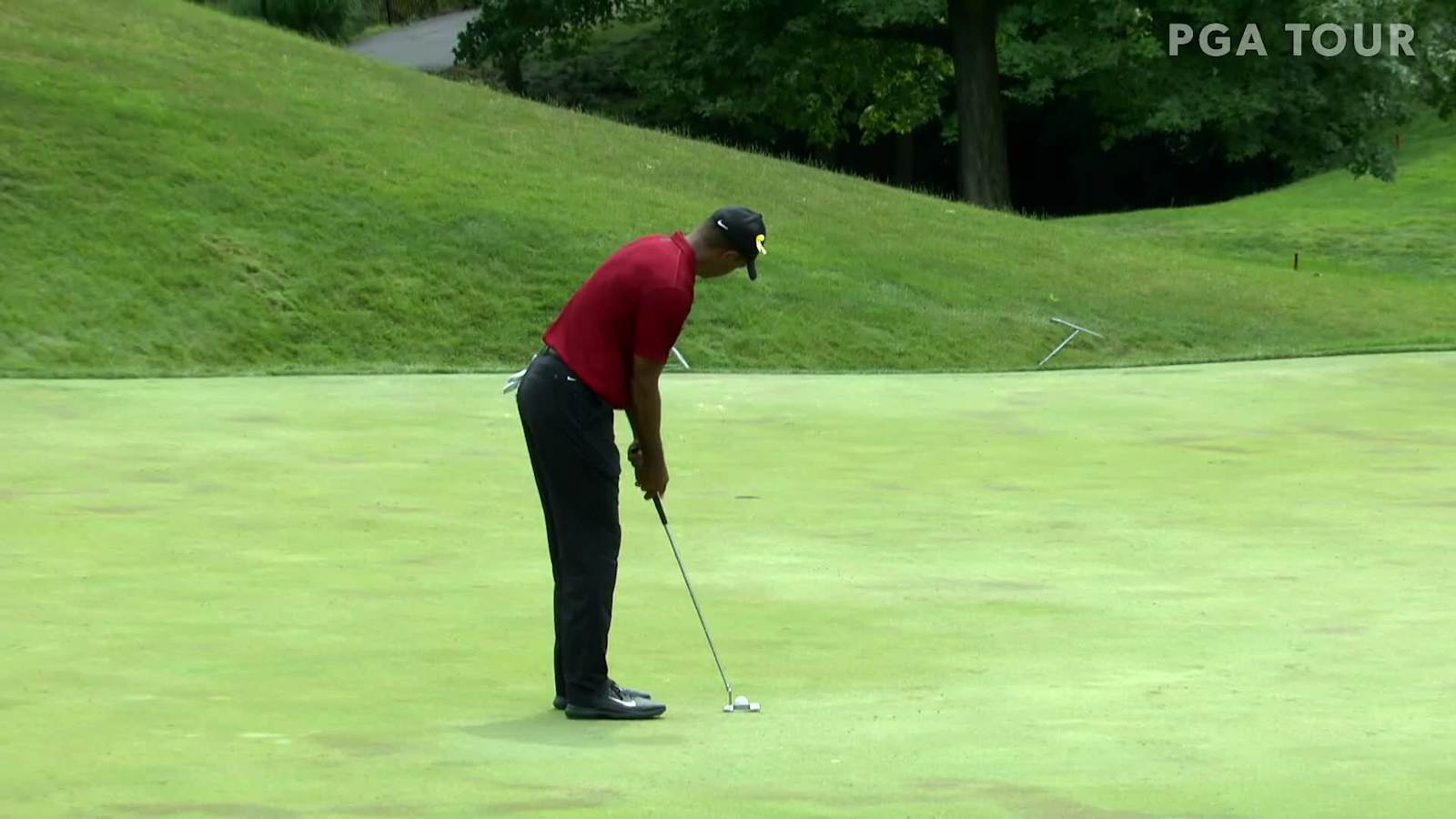 Tiger Woods drains 21-foot birdie putt at the Memorial