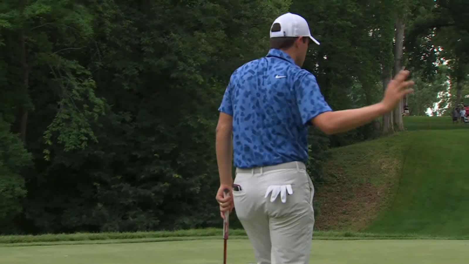 Davis Thompson sinks a 29-foot birdie putt at John Deere