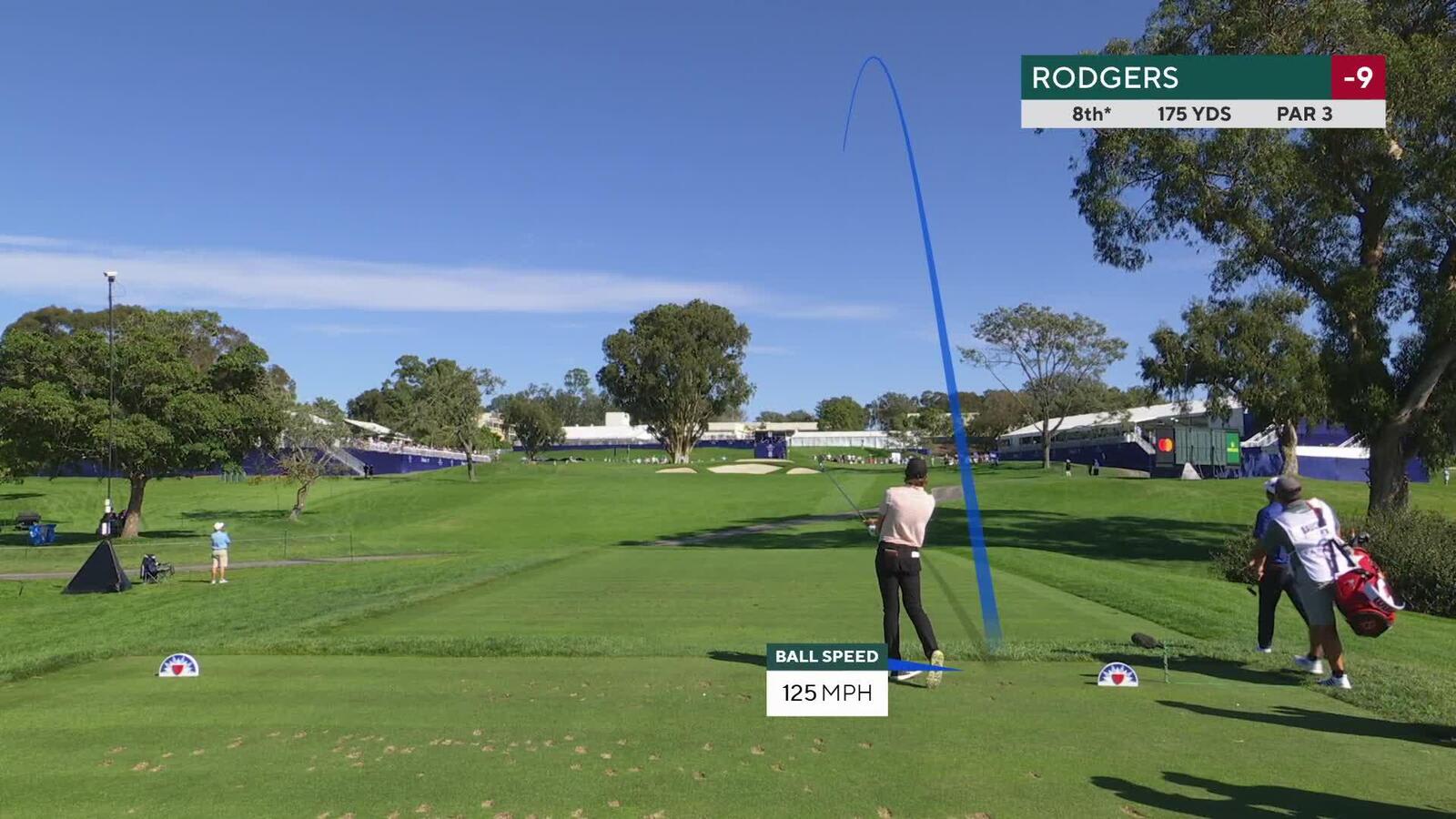 Patrick Rodgers realiza un golpe de salida de 175 yardas a 0,5 pies y hace birdie en el 8 en Farmers