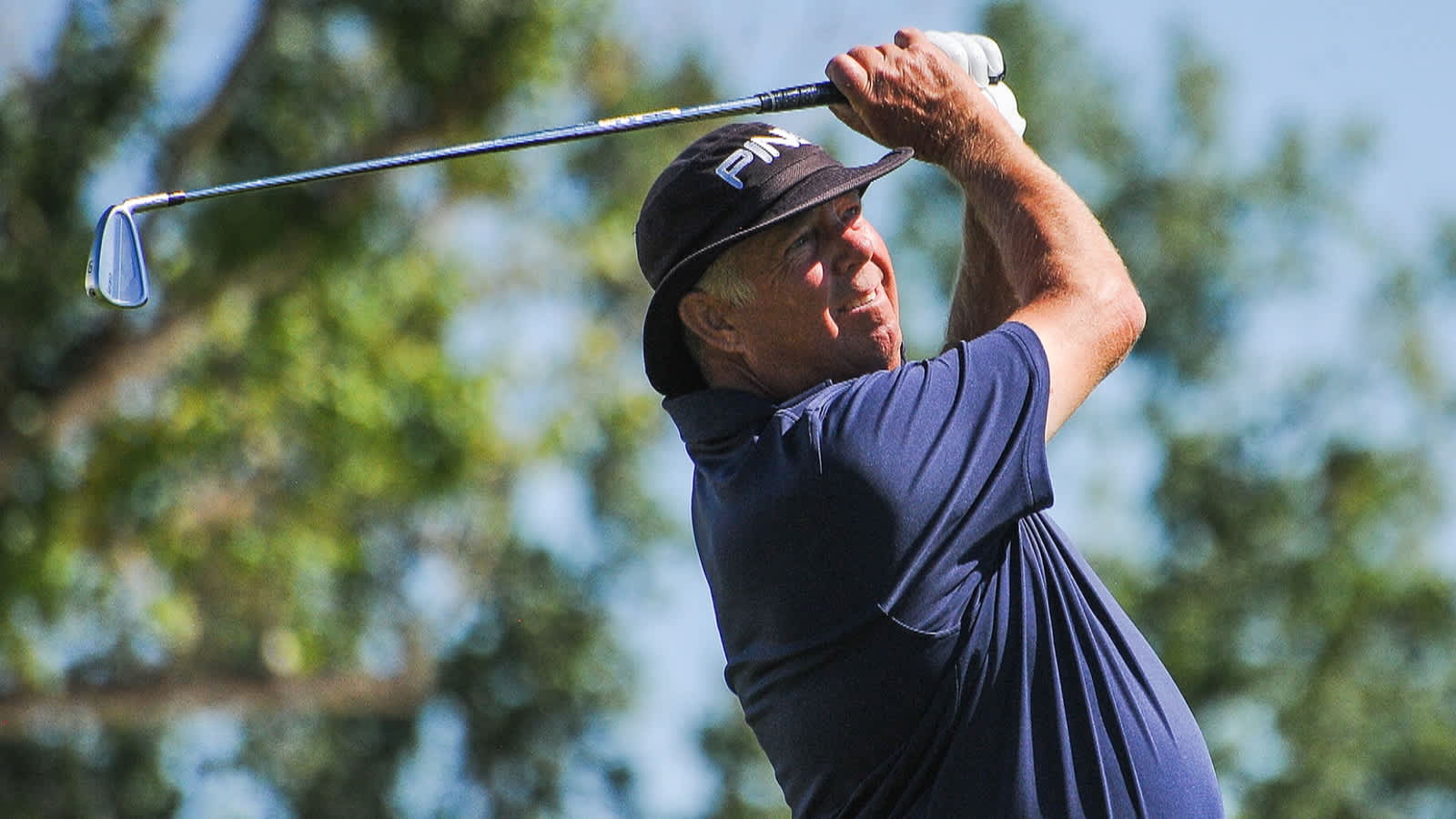 Kirk Triplett holds a 1-shot lead at Shaw Charity Classic