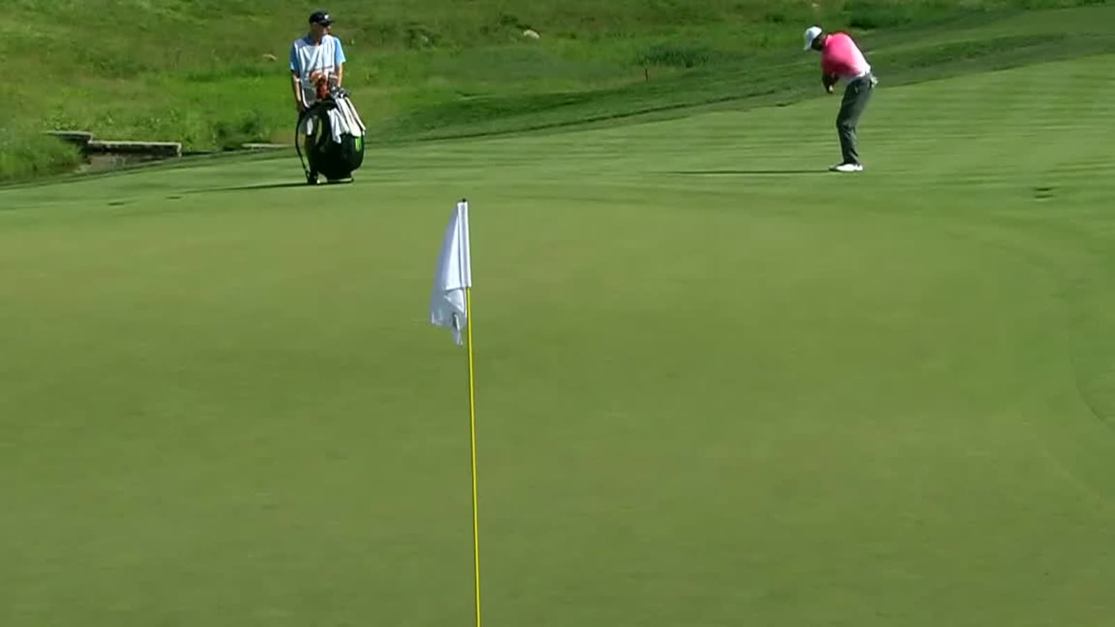 Tiger Woods’ approach sets up 3-foot birdie at Quicken Loans