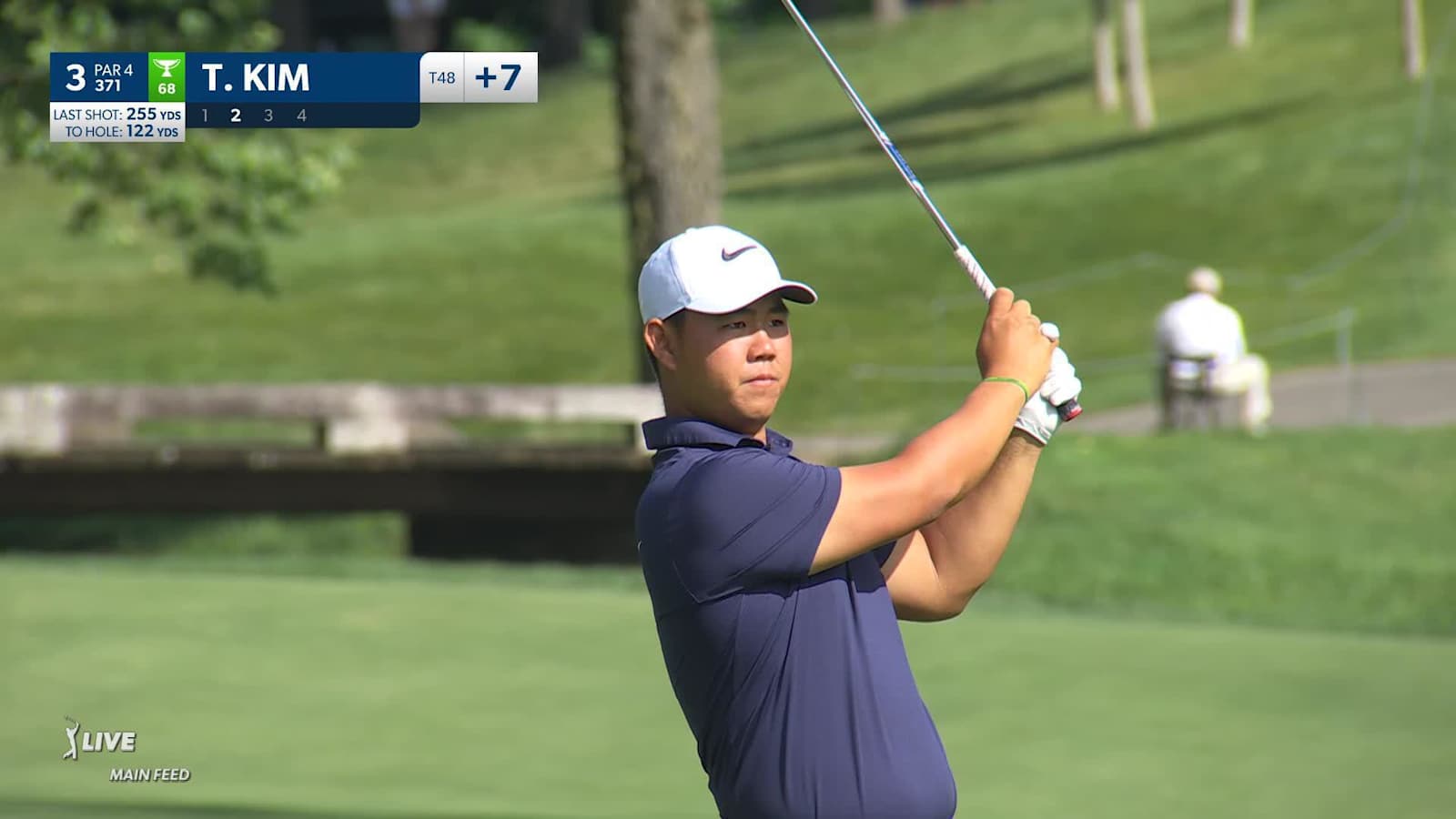 Tom Kim sticks approach to 2 feet and birdies at the Memorial