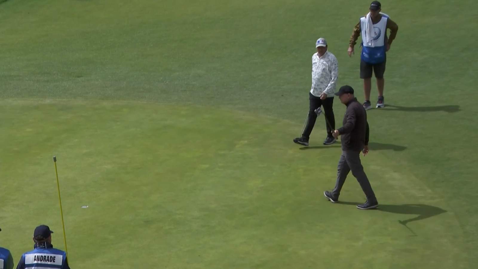 Paul Goydos buries long birdie putt from just off the green at Hoag Classic