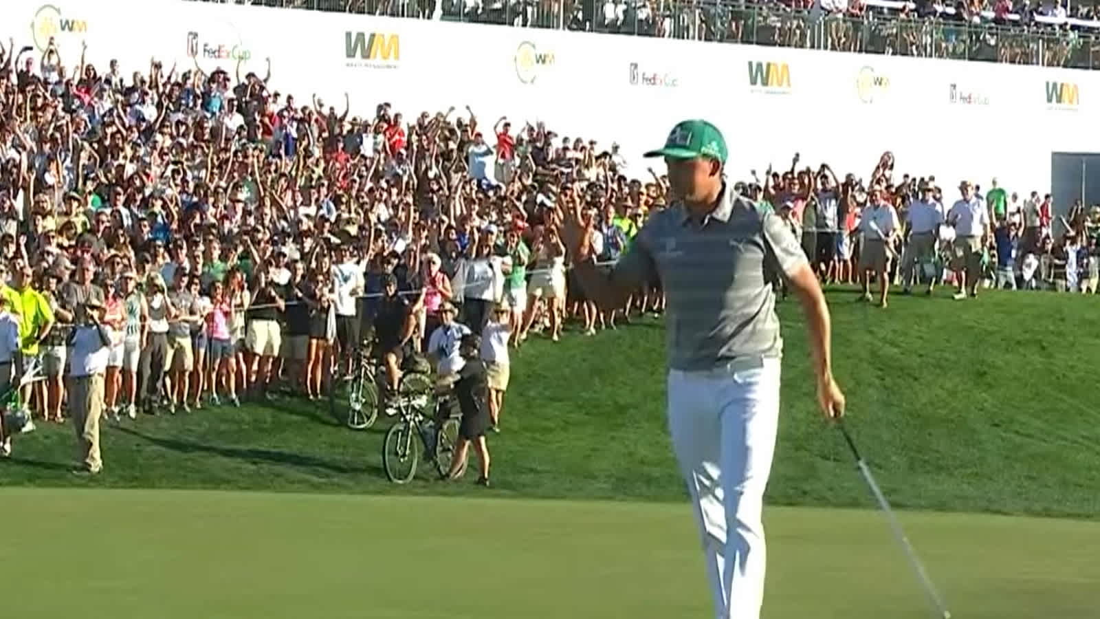 Rickie Fowler takes the lead on No. 18 at Waste Management