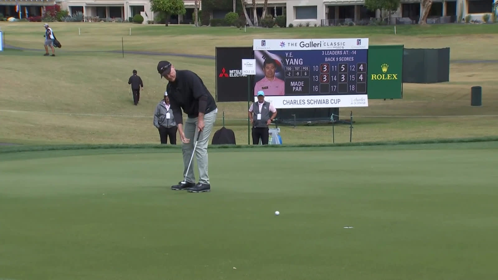 Bob Estes rolls in birdie putt at Galleri Classic