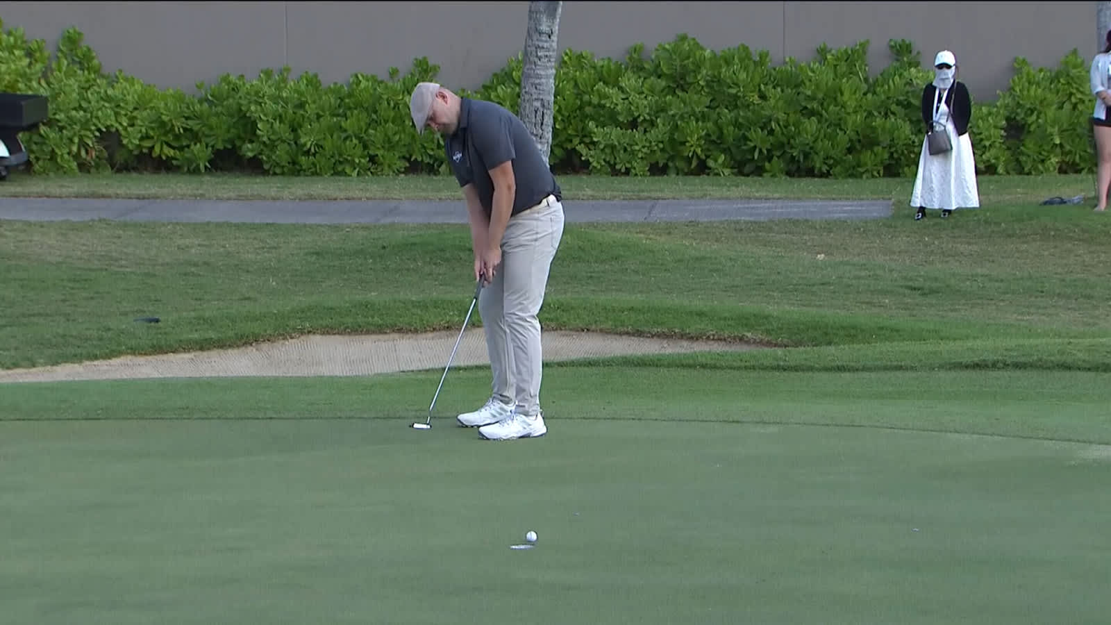 Harry Hall barely drips in birdie putt at Sony Open